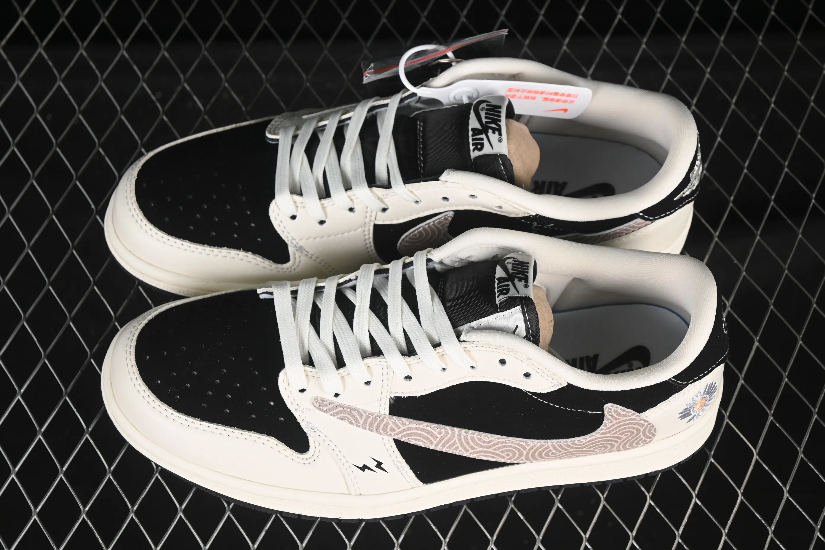 All categories Air Jordan Jordan series basketball shoes Air Jordan 1 Low High-end customized low-top sneakers Travis Scott x Fragment Design x Air Jordan 1 Low OG SP AJ1 Joe 1 G-Dragon co-branded black and white chrysanthemum low-top cultural casual sneakers XS2024-047